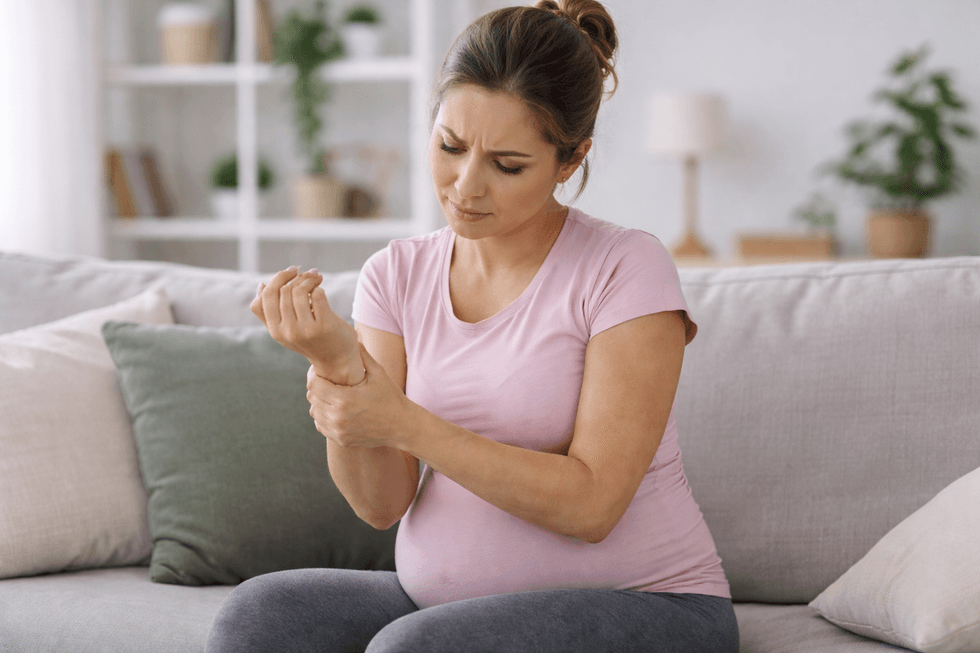 Stickningar och domningar under graviditet – vad är normalt?