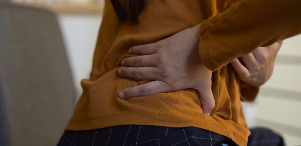 Strålande smärta från höften ner i benet – är ryggen eller höften orsaken?